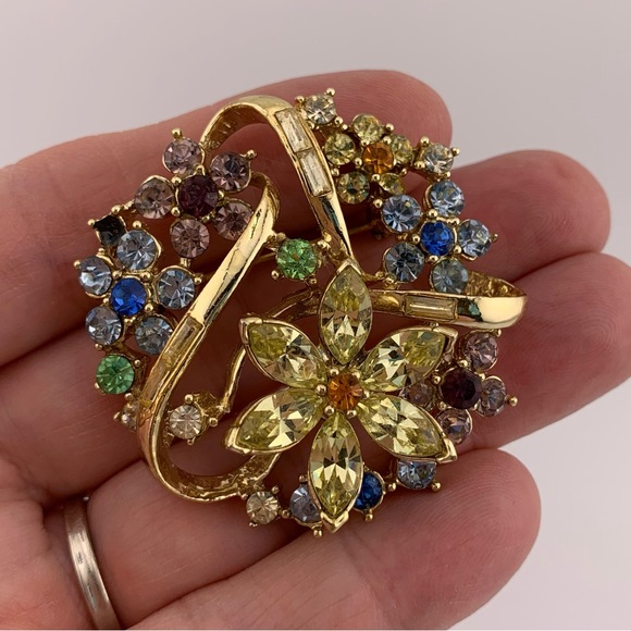 CORO HONORE PASTEL FLORAL BROOCH BY ADOLF KATZ Gold tone Multicolor VTG 1950s 2" - Picture 2 of 11